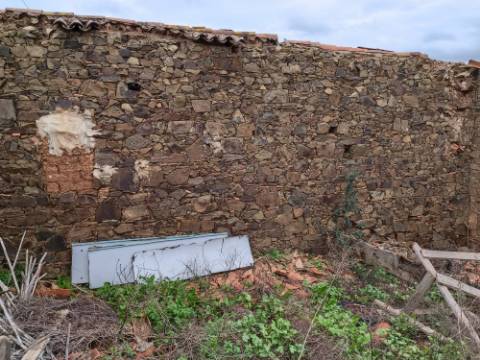 DUAS MORADIAS ISOLADAS - NUM TERRENO DE 1.823 M² - UMA PRONTA A HABITAR - OUTRA PARA REABILITAR OU DEMOLIR - NA ALDEIA DE ALCARIAS GRANDES - AZINHAL - CASTRO MARIM - ALGARVE