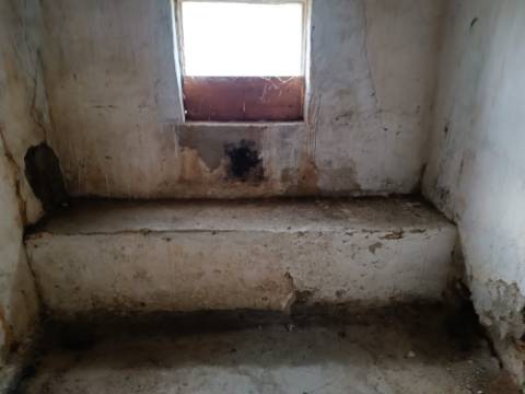 DUAS MORADIAS ISOLADAS - NUM TERRENO DE 1.823 M² - UMA PRONTA A HABITAR - OUTRA PARA REABILITAR OU DEMOLIR - NA ALDEIA DE ALCARIAS GRANDES - AZINHAL - CASTRO MARIM - ALGARVE