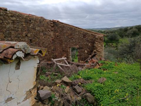 DUAS MORADIAS ISOLADAS - NUM TERRENO DE 1.823 M² - UMA PRONTA A HABITAR - OUTRA PARA REABILITAR OU DEMOLIR - NA ALDEIA DE ALCARIAS GRANDES - AZINHAL - CASTRO MARIM - ALGARVE