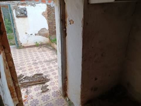 DUAS MORADIAS ISOLADAS - NUM TERRENO DE 1.823 M² - UMA PRONTA A HABITAR - OUTRA PARA REABILITAR OU DEMOLIR - NA ALDEIA DE ALCARIAS GRANDES - AZINHAL - CASTRO MARIM - ALGARVE