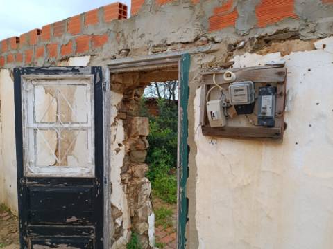 DUAS MORADIAS ISOLADAS - NUM TERRENO DE 1.823 M² - UMA PRONTA A HABITAR - OUTRA PARA REABILITAR OU DEMOLIR - NA ALDEIA DE ALCARIAS GRANDES - AZINHAL - CASTRO MARIM - ALGARVE