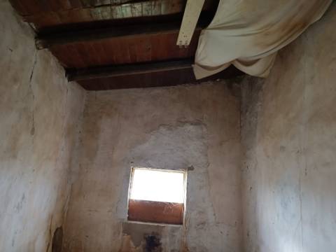 DUAS MORADIAS ISOLADAS - NUM TERRENO DE 1.823 M² - UMA PRONTA A HABITAR - OUTRA PARA REABILITAR OU DEMOLIR - NA ALDEIA DE ALCARIAS GRANDES - AZINHAL - CASTRO MARIM - ALGARVE