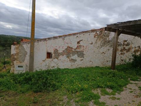 DUAS MORADIAS ISOLADAS - NUM TERRENO DE 1.823 M² - UMA PRONTA A HABITAR - OUTRA PARA REABILITAR OU DEMOLIR - NA ALDEIA DE ALCARIAS GRANDES - AZINHAL - CASTRO MARIM - ALGARVE