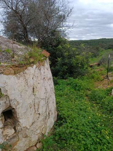 DUAS MORADIAS ISOLADAS - NUM TERRENO DE 1.823 M² - UMA PRONTA A HABITAR - OUTRA PARA REABILITAR OU DEMOLIR - NA ALDEIA DE ALCARIAS GRANDES - AZINHAL - CASTRO MARIM - ALGARVE