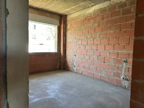 Apartamento T3 em construção em Luz de Tavira, com acabamentos modernos e próxima de serviços.