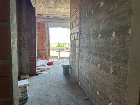 Apartamento T3 em construção em Luz de Tavira, com acabamentos modernos e próxima de serviços.