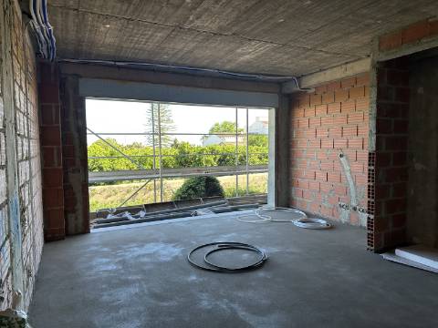 Apartamento T3 em construção em Luz de Tavira, com acabamentos modernos e próxima de serviços.