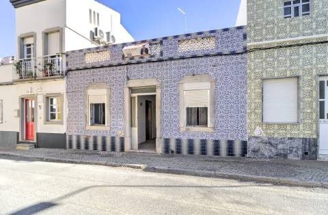 Moradia T3 no Centro de Tavira com Terraço e Potencial de Ampliação