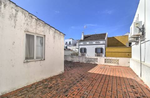 Moradia T3 no Centro de Tavira com Terraço e Potencial de Ampliação