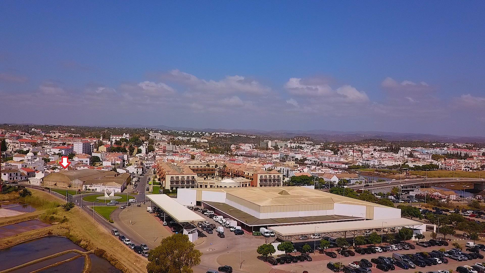 Moradia T3 no Centro de Tavira com Terraço e Potencial de Ampliação