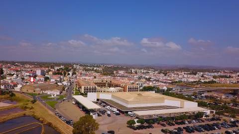 Moradia T3 no Centro de Tavira com Terraço e Potencial de Ampliação