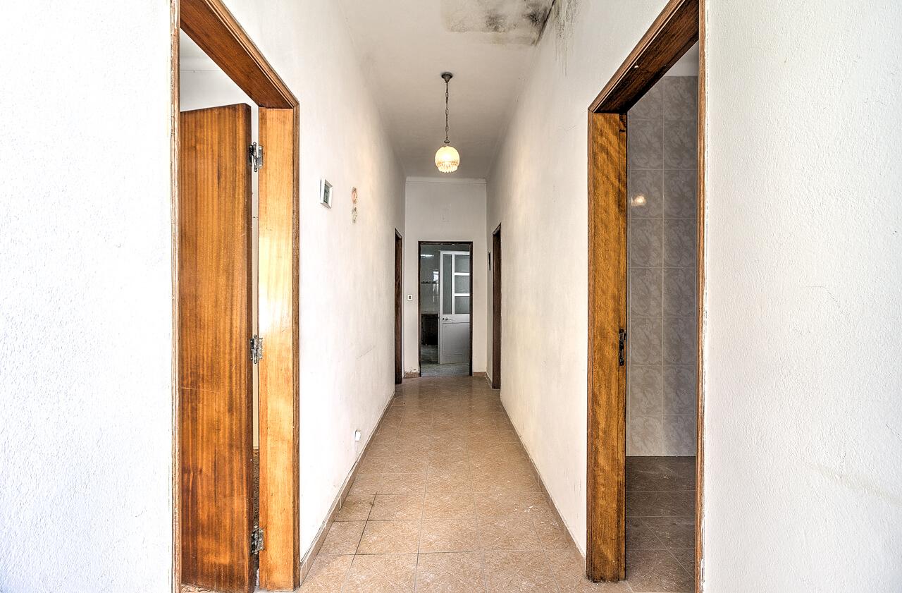 Moradia T3 no Centro de Tavira com Terraço e Potencial de Ampliação