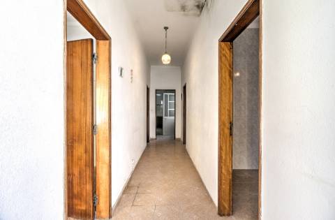 Moradia T3 no Centro de Tavira com Terraço e Potencial de Ampliação