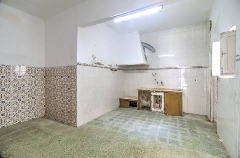 Moradia T3 no Centro de Tavira com Terraço e Potencial de Ampliação