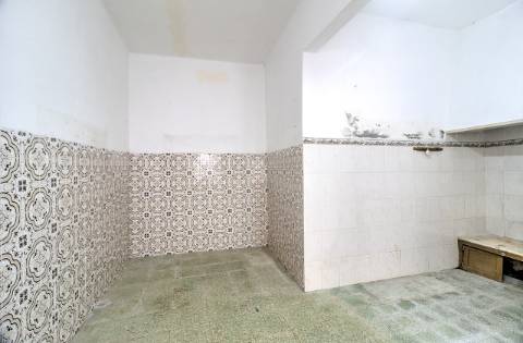 Moradia T3 no Centro de Tavira com Terraço e Potencial de Ampliação