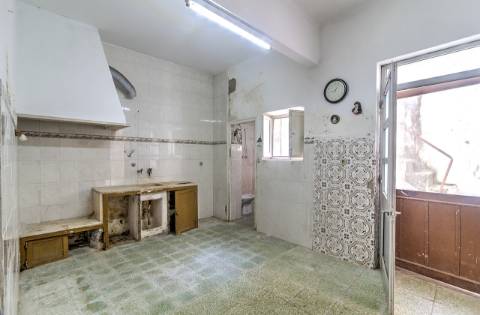 Moradia T3 no Centro de Tavira com Terraço e Potencial de Ampliação