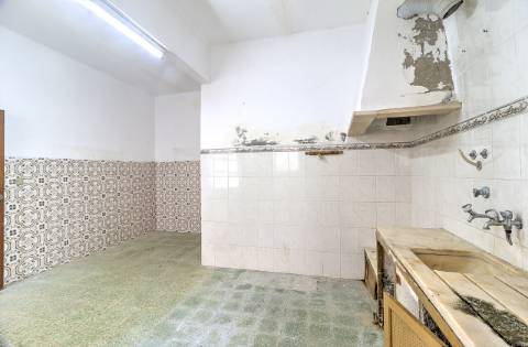 Moradia T3 no Centro de Tavira com Terraço e Potencial de Ampliação