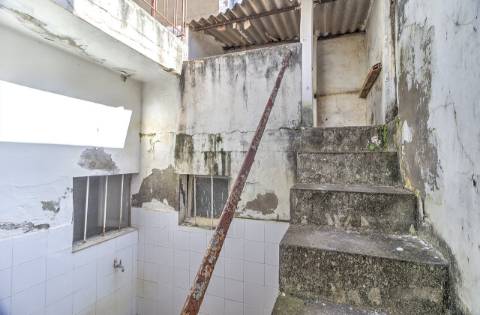 Moradia T3 no Centro de Tavira com Terraço e Potencial de Ampliação