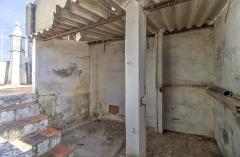 Moradia T3 no Centro de Tavira com Terraço e Potencial de Ampliação