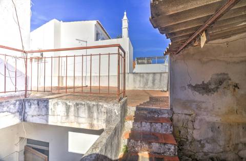 Moradia T3 no Centro de Tavira com Terraço e Potencial de Ampliação