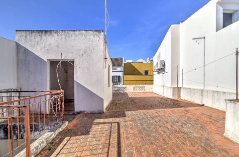 Moradia T3 no Centro de Tavira com Terraço e Potencial de Ampliação