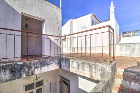 Moradia T3 no Centro de Tavira com Terraço e Potencial de Ampliação