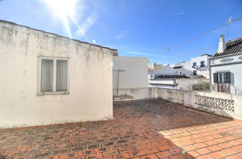 Moradia T3 no Centro de Tavira com Terraço e Potencial de Ampliação