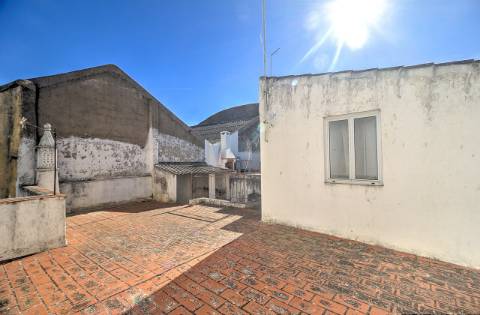 Moradia T3 no Centro de Tavira com Terraço e Potencial de Ampliação