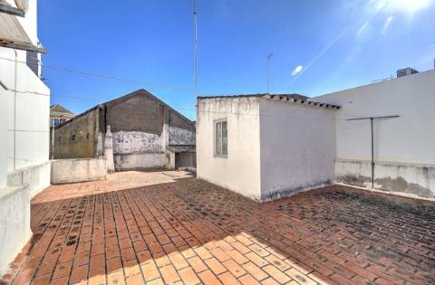 Moradia T3 no Centro de Tavira com Terraço e Potencial de Ampliação