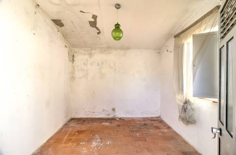 Moradia T3 no Centro de Tavira com Terraço e Potencial de Ampliação