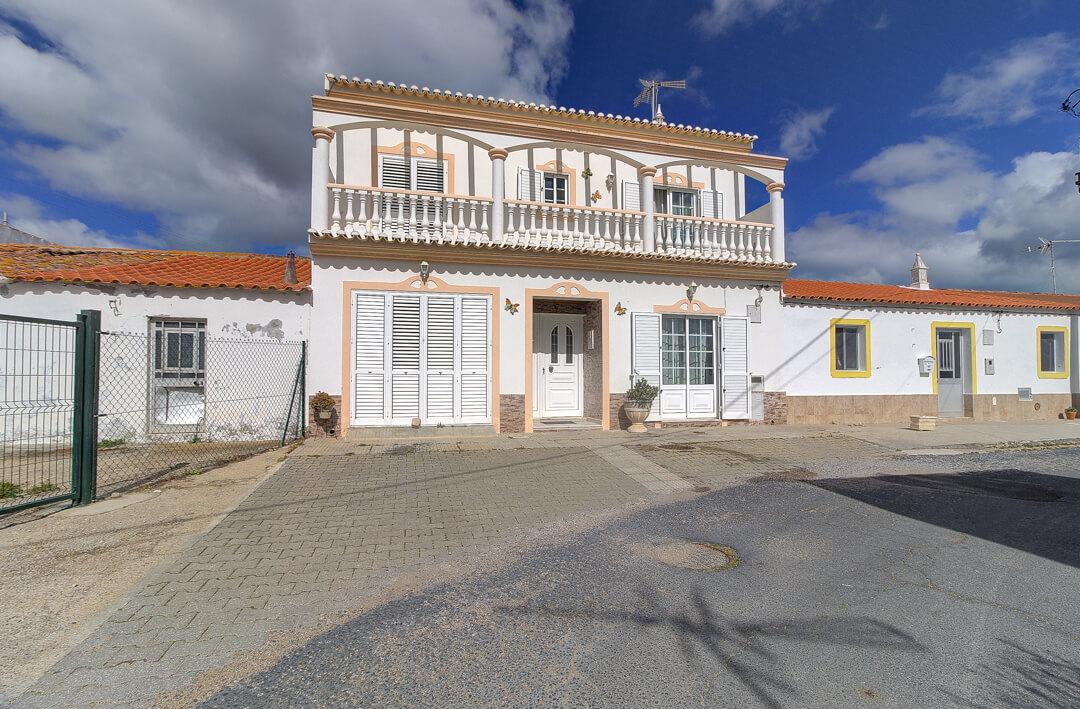 Moradia Mobilada de 2 Pisos com Quintal, BBQ e Deslumbrantes Vistas Mar.