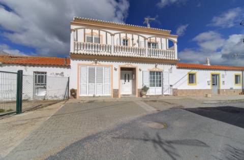 Moradia Mobilada de 2 Pisos com Quintal, BBQ e Deslumbrantes Vistas Mar.