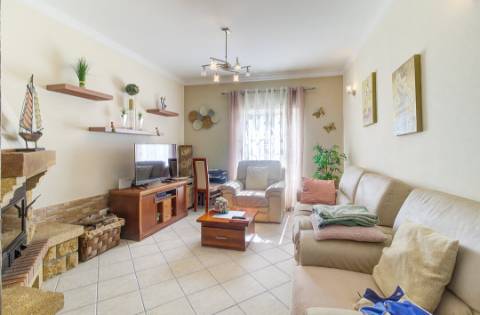 Moradia Mobilada de 2 Pisos com Quintal, BBQ e Deslumbrantes Vistas Mar.