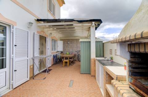 Moradia Mobilada de 2 Pisos com Quintal, BBQ e Deslumbrantes Vistas Mar.