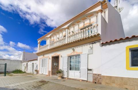 Moradia Mobilada de 2 Pisos com Quintal, BBQ e Deslumbrantes Vistas Mar.