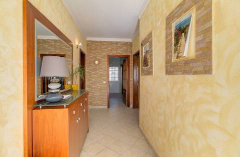 Moradia Mobilada de 2 Pisos com Quintal, BBQ e Deslumbrantes Vistas Mar.