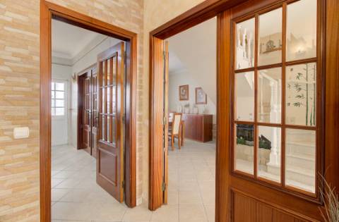 Moradia Mobilada de 2 Pisos com Quintal, BBQ e Deslumbrantes Vistas Mar.