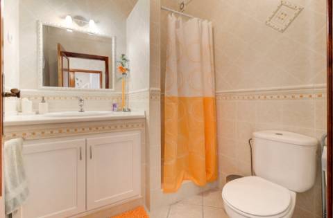 Moradia Mobilada de 2 Pisos com Quintal, BBQ e Deslumbrantes Vistas Mar.