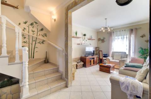 Moradia Mobilada de 2 Pisos com Quintal, BBQ e Deslumbrantes Vistas Mar.