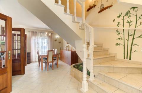 Moradia Mobilada de 2 Pisos com Quintal, BBQ e Deslumbrantes Vistas Mar.