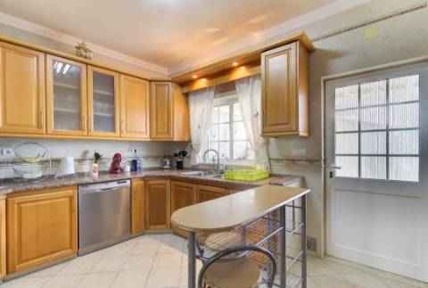 Moradia Mobilada de 2 Pisos com Quintal, BBQ e Deslumbrantes Vistas Mar.