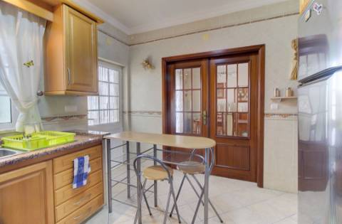 Moradia Mobilada de 2 Pisos com Quintal, BBQ e Deslumbrantes Vistas Mar.