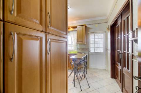 Moradia Mobilada de 2 Pisos com Quintal, BBQ e Deslumbrantes Vistas Mar.