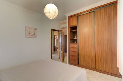 Moradia Mobilada de 2 Pisos com Quintal, BBQ e Deslumbrantes Vistas Mar.