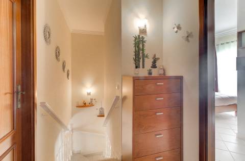 Moradia Mobilada de 2 Pisos com Quintal, BBQ e Deslumbrantes Vistas Mar.