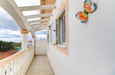 Moradia Mobilada de 2 Pisos com Quintal, BBQ e Deslumbrantes Vistas Mar.