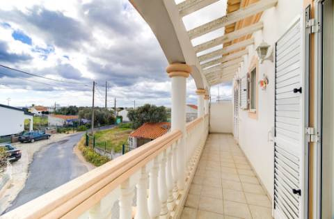 Moradia Mobilada de 2 Pisos com Quintal, BBQ e Deslumbrantes Vistas Mar.