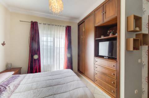 Moradia Mobilada de 2 Pisos com Quintal, BBQ e Deslumbrantes Vistas Mar.