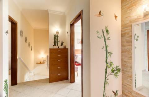 Moradia Mobilada de 2 Pisos com Quintal, BBQ e Deslumbrantes Vistas Mar.