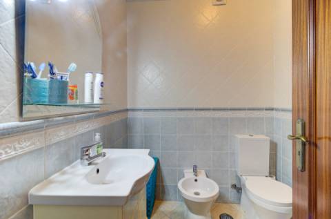 Moradia Mobilada de 2 Pisos com Quintal, BBQ e Deslumbrantes Vistas Mar.